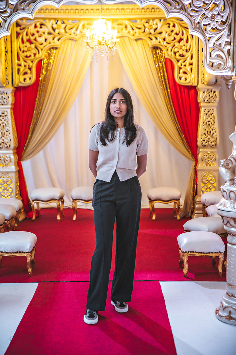 Fotoshoot voor een goudkleurige Hindoestaanse mandap in een feestzaal